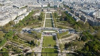 エッフェル塔のふもとにある、緑豊かな公園
