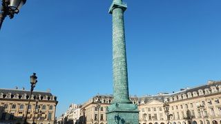 高級なお店とホテルに囲まれた広場