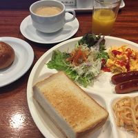 無料の朝食プレート。パンと飲み物はセルフです。