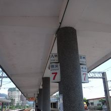 ホーム　電光掲示板もあり分かりやすい