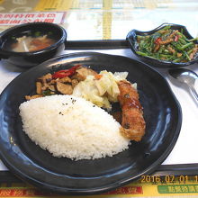 私は炒茶猪肉飯110元　日本円で357円