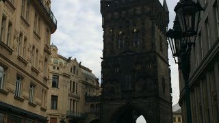 レストランやカフェが並ぶ