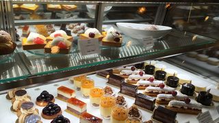 キラキラ一つ一つ丁寧に作られたプティガトーに感動