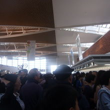 渋滞する”出国行列”途中の様子