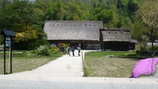 田園風景の中に美しく建っています
