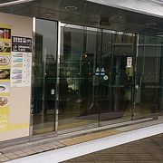 典型的な地方都市の駅前ビル