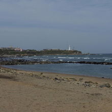 長崎海水浴場の風景。犬吠埼灯台も遠くに見えます。