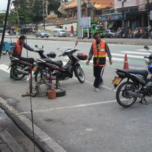 メーサイの国境のイミグレーションの傍のバイクタクシーです。