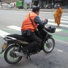 国境の傍の国道沿いで、利用客を待つバイクタクシーです。