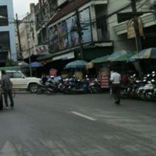 国境の周りには、多数の交通手段が集まってきます。店もできます