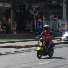 街中を走行するバイクタクシーです。いろいろなバイクがあります