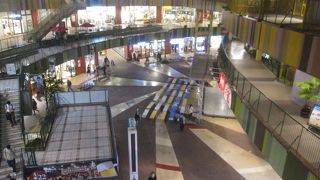 ミニタウンのようなショッピングセンター