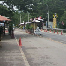 プーナムロン国境のイミグレ付近の様子です。山の中の検問所です