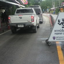 タイ出国に際して、パスポートを確認されます。撮影は禁止です。