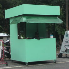 不法滞在者を警戒する新規の警備ポストも設置されています。