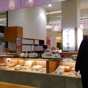 広島では有名なお菓子のお店です