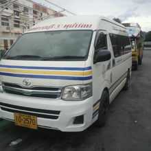 カンチャナブリのバスターミナルで、客待ち中のミニバスです。