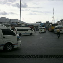 バスターミナルには、多数のミニバスが出発を待っています。