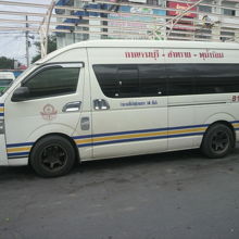 バンコク行きのミニバスです。定員１１名まで待っているようです