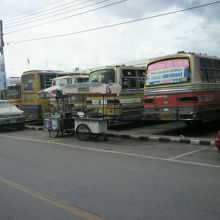 ミニバスと競合するバスもあります。乗車人員が多いので安価です