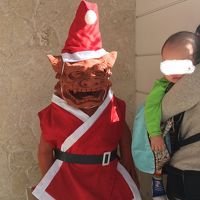 ホテル入口のシーサーがサンタさんの服を着てます