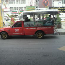 バスターミナルで待機中のソンテウの横側面の様子です。