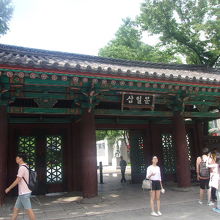 入口の門の様子