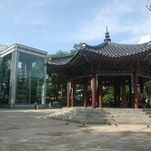 十層石塔と八角亭の様子