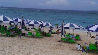 橋でつながった離島のビーチ