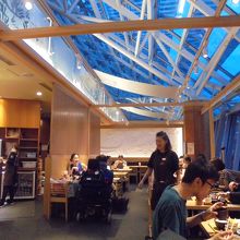 左側にも客席があります。