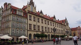 大きな広場で美しいルネッサンス様式の建物に囲まれてます