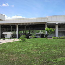 タイへ移動する車両が入る検問所です。車はあまり多くありません