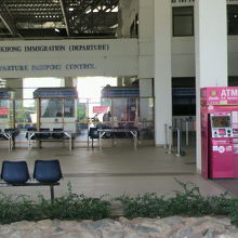 イミグレーションの出国手続きカウンターへの経路の様子です。