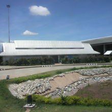 イミグレーションの横に建設された付帯施設の様子です。