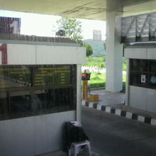 越境する車両を監視している検問所です。通行量は多くありません