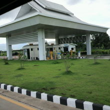 友好橋への間に設置されている車両検問のための施設の様子です。