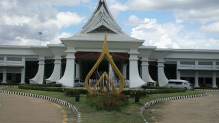 チェンコンのイミグレーションは、壮大な造りですが、利用者は少ない感じです。