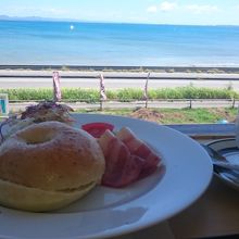 逆光だけど。綺麗な海。