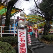 動物園の入口前にある遊具コーナー