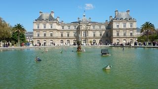 公園から見る建物は美しいです。