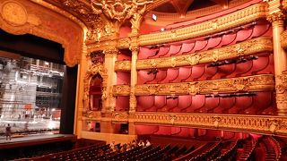 オペラ・ガルニエとも言われてます。内部は絶対王政期以上に豪華。