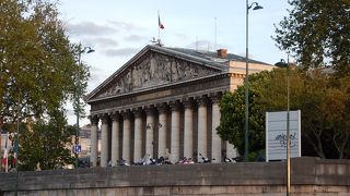 古代ギリシャ風の建物。現在はフランス下院議事堂。
