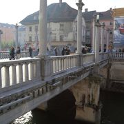 橋の上からのリュブリャニツァ側の眺めは中々良いです