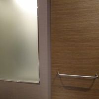 さりげなくベットの近くにあるタオル掛け。こうゆうのが便利！