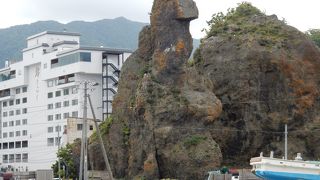 文字通り、ゴジラの形の岩