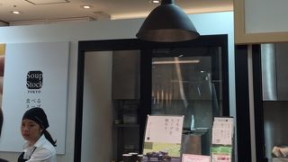 同じフロアの休憩所で飲食もできます