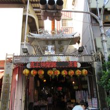 民族路から水仙宮市場へと細い路地に市場が続く。