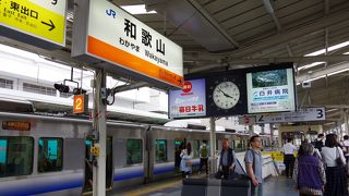 JRと和歌山電鉄貴志川線が乗り入れている駅です