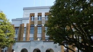 芝生が広がる敷地にある豪華な建物です