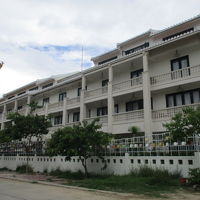 ホテルを後ろから見た。前には飲食店が並んでいます。